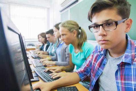 Учащиеся в Европе осваивают курс программирования.